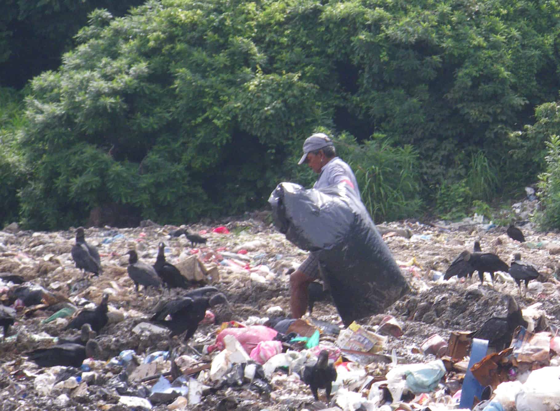 Facing closures of makeshift garbage dumps, Costa Rican municipalities