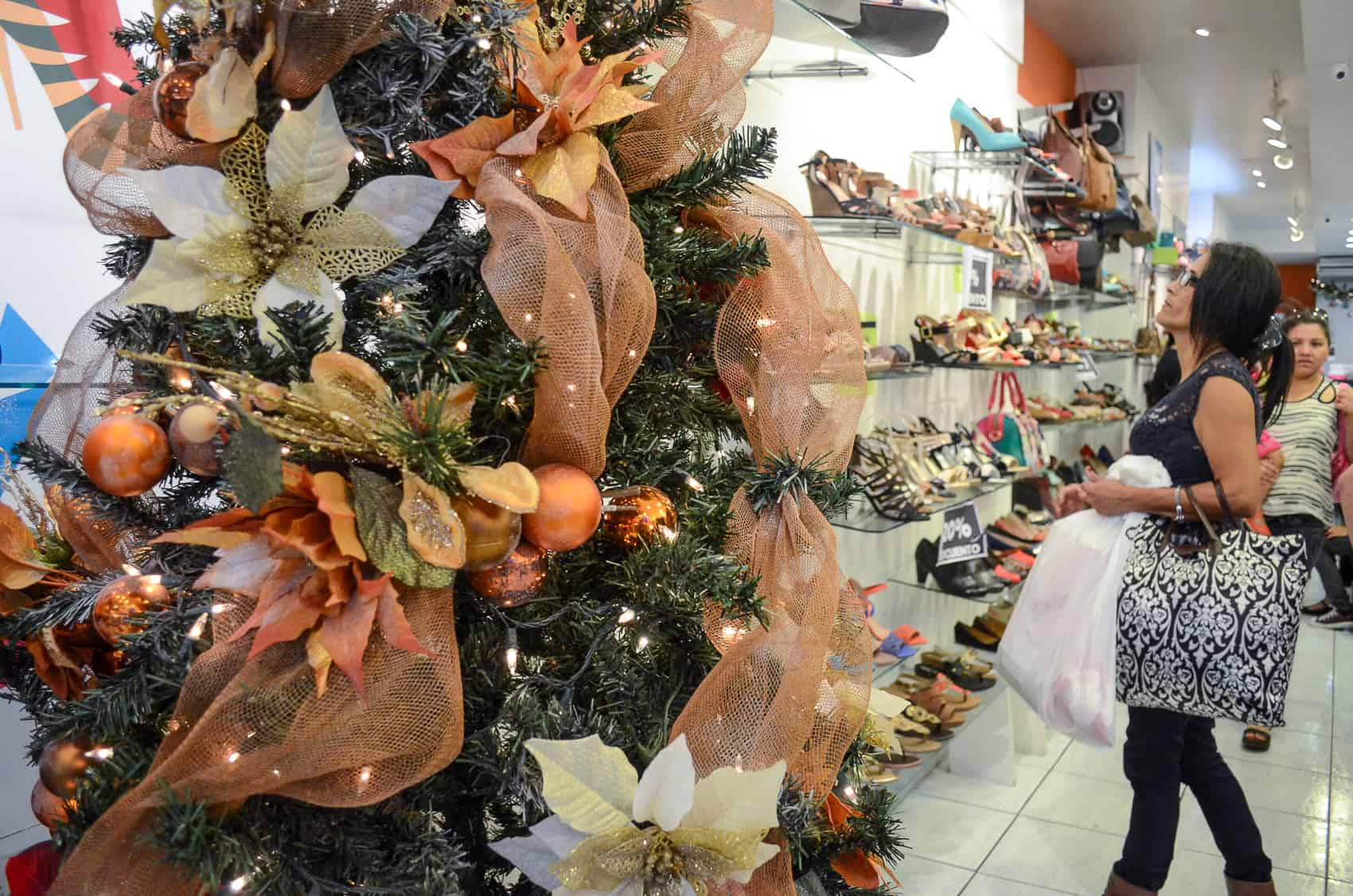 shopping for shoes on san joss avenida central on thursday dec 18 2014 alberto fontthe tico times - What Time Is Walmart Closing On Christmas Eve shopping for shoes on san joss avenida central on thursday dec 18 2014 alberto fontthe tico times - What Time Is Walmart Closing On Christmas Eve