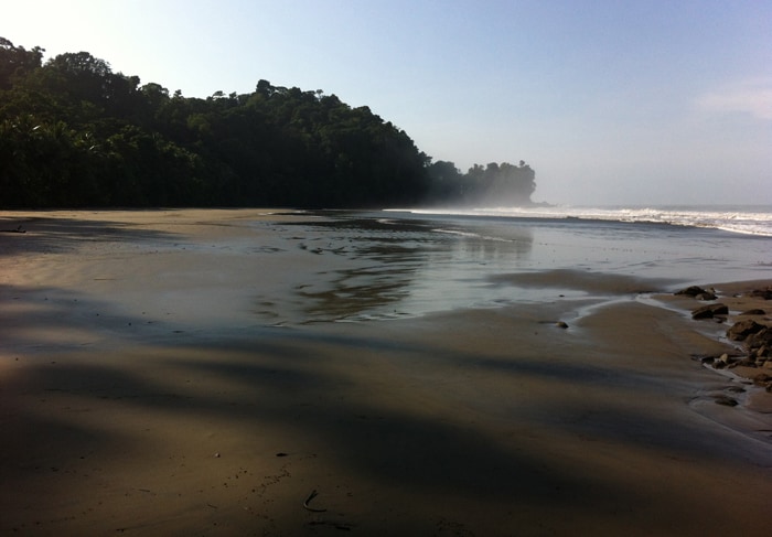 A fairly easy trail from La Cusinga leads to the deserted Playa Arco.