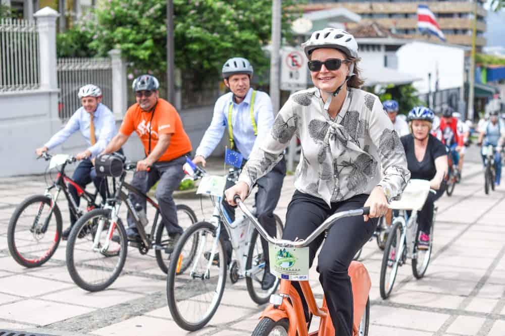 Ambassadors in Costa Rica from the European Union countries cycled in the new bike path in part of San Jose's 4th and 6th avenues to encourage the use of these means of transportation. The "cleteada" anded in the Legislative Assembly building where diplomats met with Costa Rican law makers to talk about the Paris Climate Conference COP 21 to be held in Paris, France in December. "We are here to talk with Costa Rican law makers and show that it is possible to use the bicycle, a heathy and no emissions vehicle, in the city. In Holland we know that it is a slow process but right now there are more bicycles that persons there" said Dutch ambassador Mette Gonggrijp.
