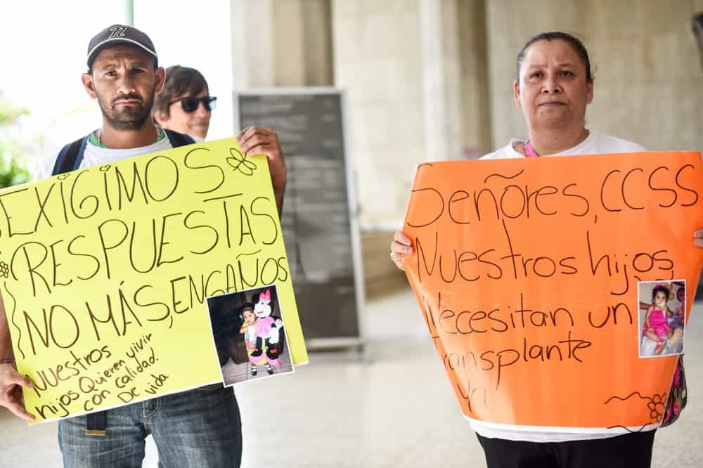 Parents of 6 children and members of the Asociación Nacional Segunda Oportunidad de Vida (ANASOVI) protested in front of the Social Security building in San José asking its leaders to reopen the liver transplant program at the Children's Hospital. The program was closed due to the lack of trained nurses to attend the surgeries about 3 years ago. "We have waited almost 2 years for the surgery for our daughter Kaisy. She needs a lot of attention and the Social Security System is taking from her the right to have a normal life" said Cristina Sanchez one of the mothers protesting.
