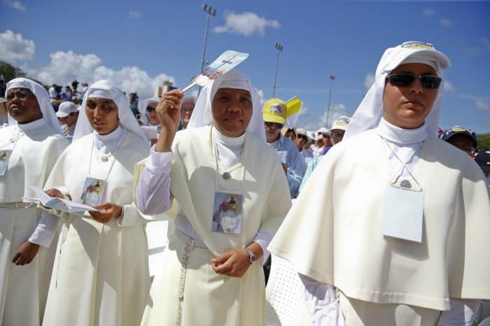 Nuns and Pope Francis in Cuba.