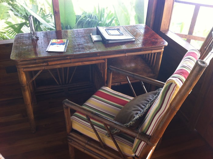 One of the things I usually miss at most hotel rooms in Costa Rica: a desk.