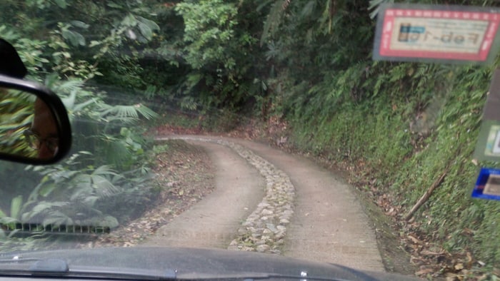 Steep downhill (paved!) on the way to Luna Lodge.