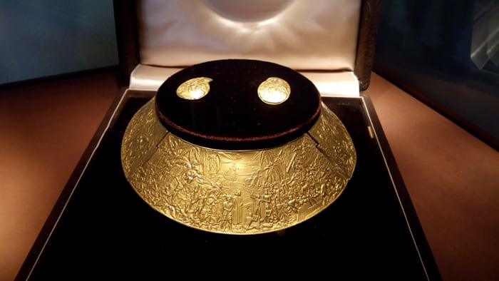 Golden necklace by the sculptor Louis Féron in 1945, inspired by the murals in the La Sabana International Airport.