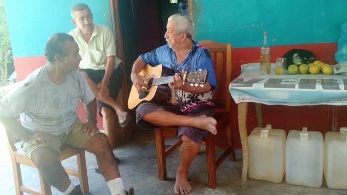 Don Polo singing folk