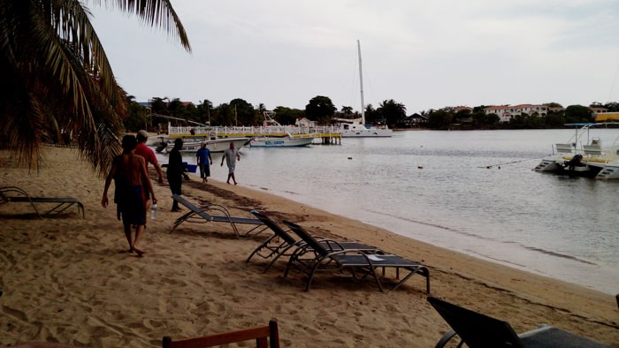 Beach in West End, Roatán.