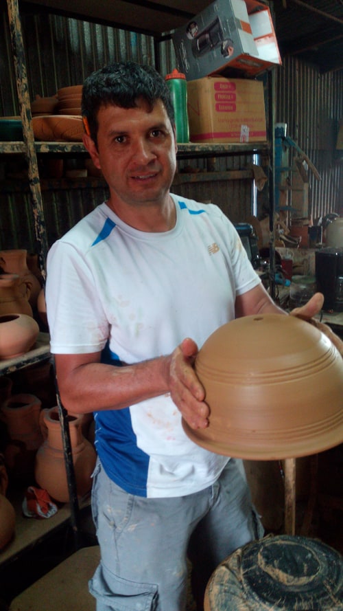 ¡Listo! Carlos Marín with finished pot.