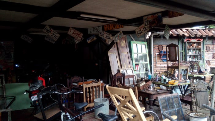 License plates and other bric-a-brac at Antiguedades Santa Ana.