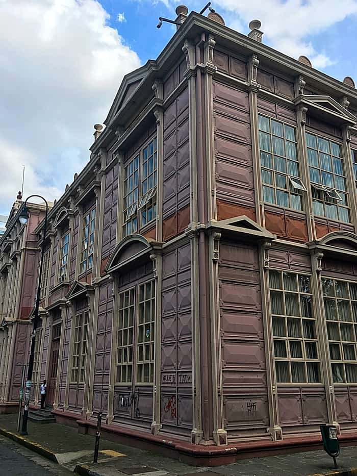 La Escuela Metálica.