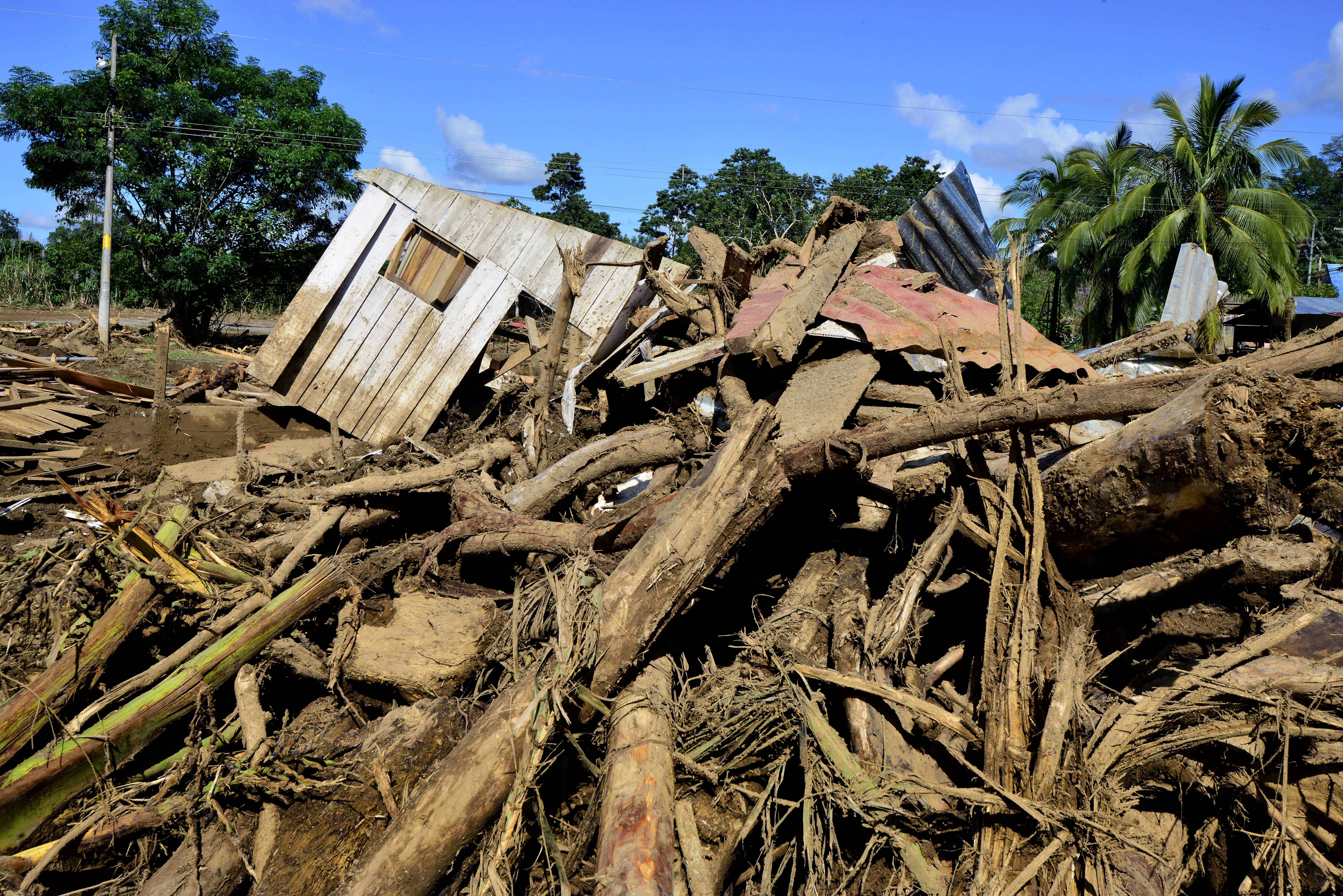 Solís promises rapid rebuilding in Hurricane Otto’s wake; donation
