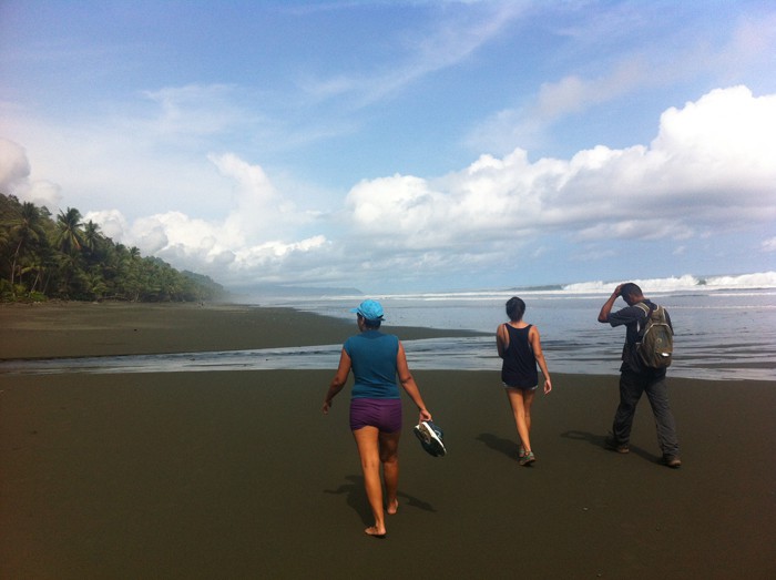 Guiselle, Priscilla and MaiKol head home on the long beach between La Leona and Carate.