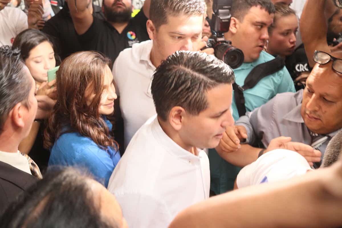 Fabricio Alvarado and Laura Moscoa in Calle Fallas de Desamparados, Costa Rica.
