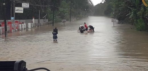 Heavy rains leave hundreds trapped on Route 32